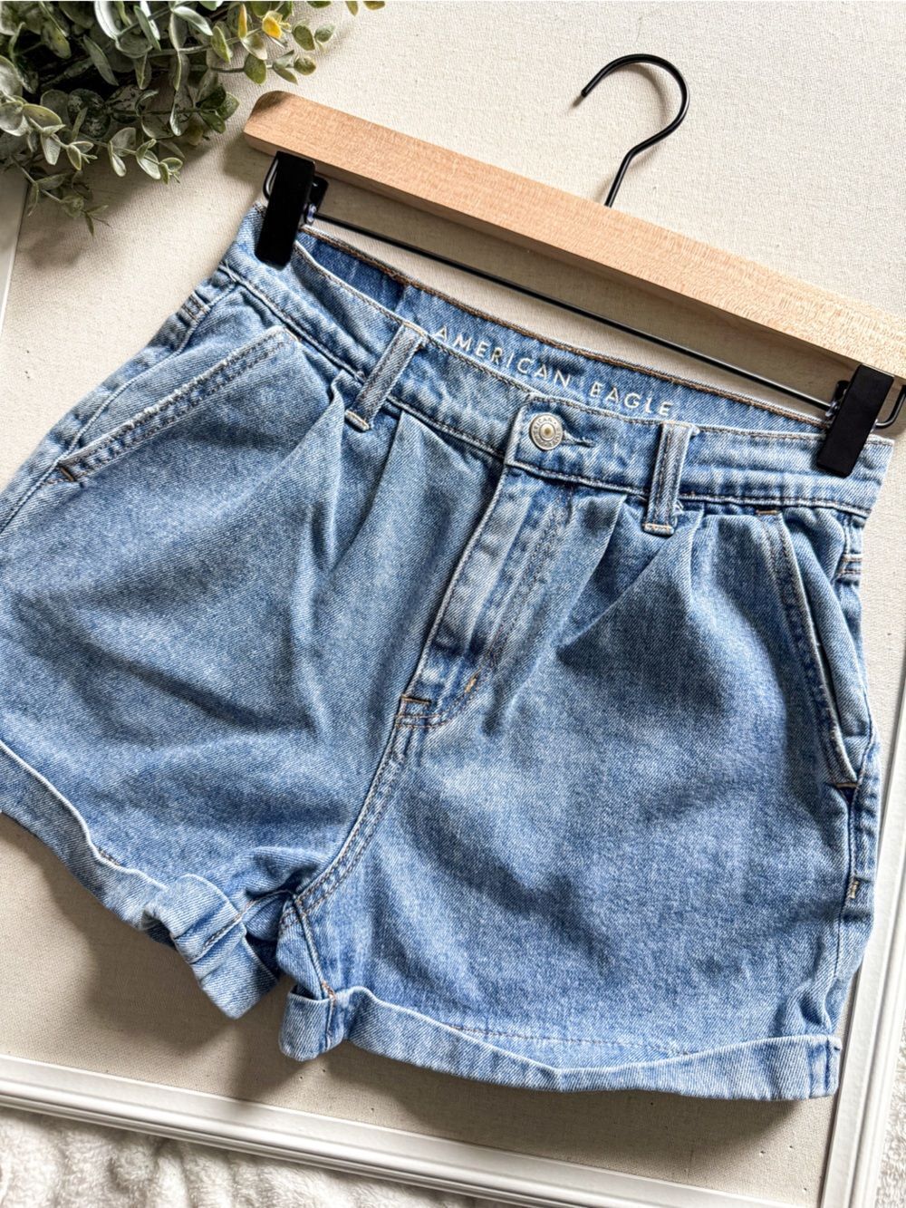 American Eagle Mom Shorts Light Wash High Rise Denim Shorts Size 00